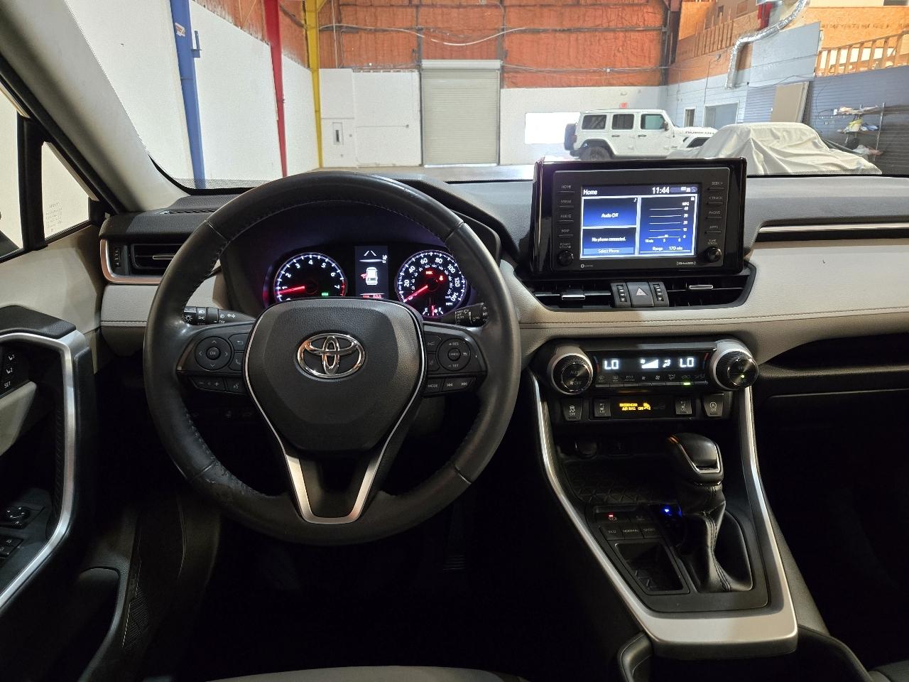 Toyota RAV4 XLE Premium FWD (Natl) 2020