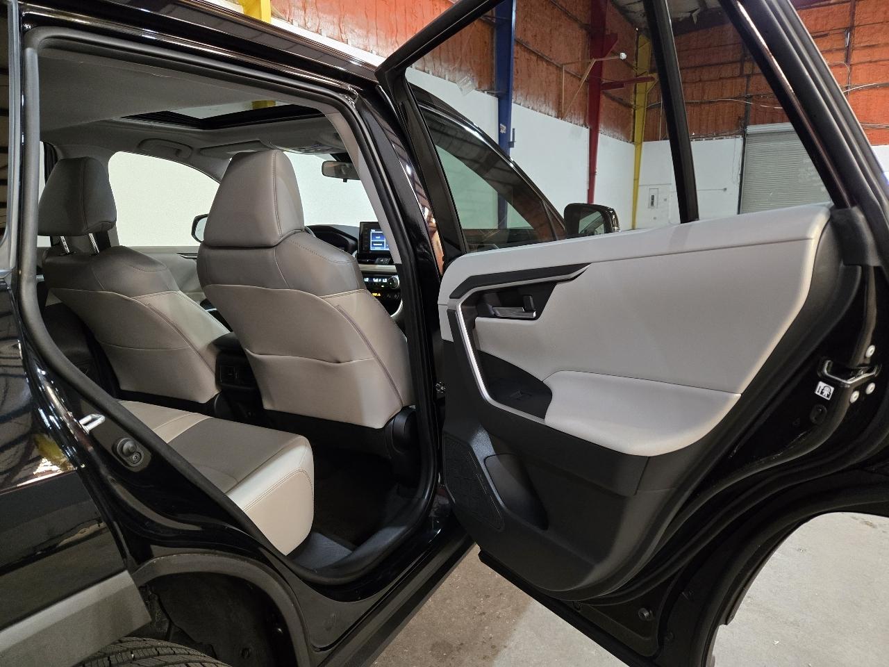 Toyota RAV4 XLE Premium FWD (Natl) 2020
