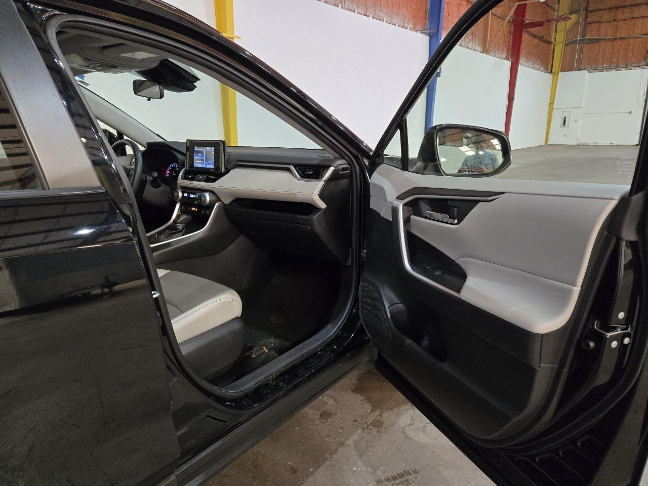 Toyota RAV4 XLE Premium FWD (Natl) 2020
