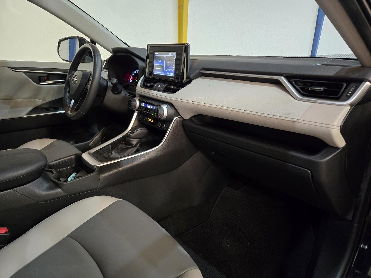 Toyota RAV4 XLE Premium FWD (Natl) 2020