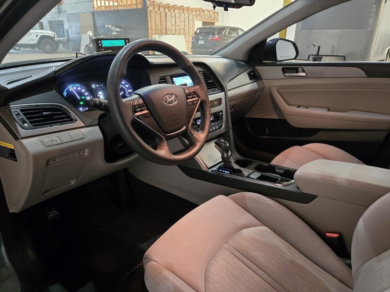 Hyundai Sonata Hybrid 4dr Sdn SE 2016