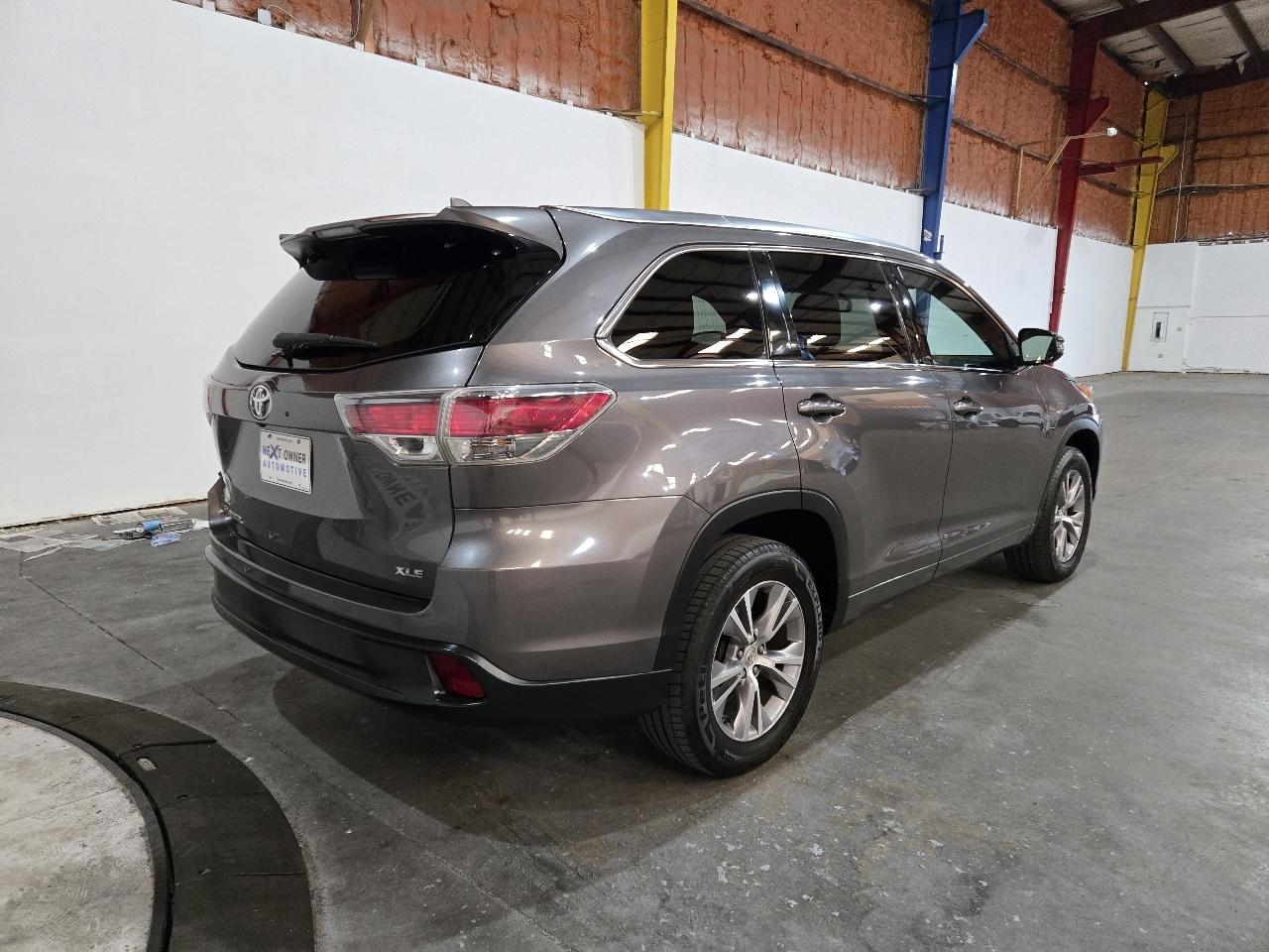 Toyota Highlander FWD 4dr V6 XLE (Natl) 2015