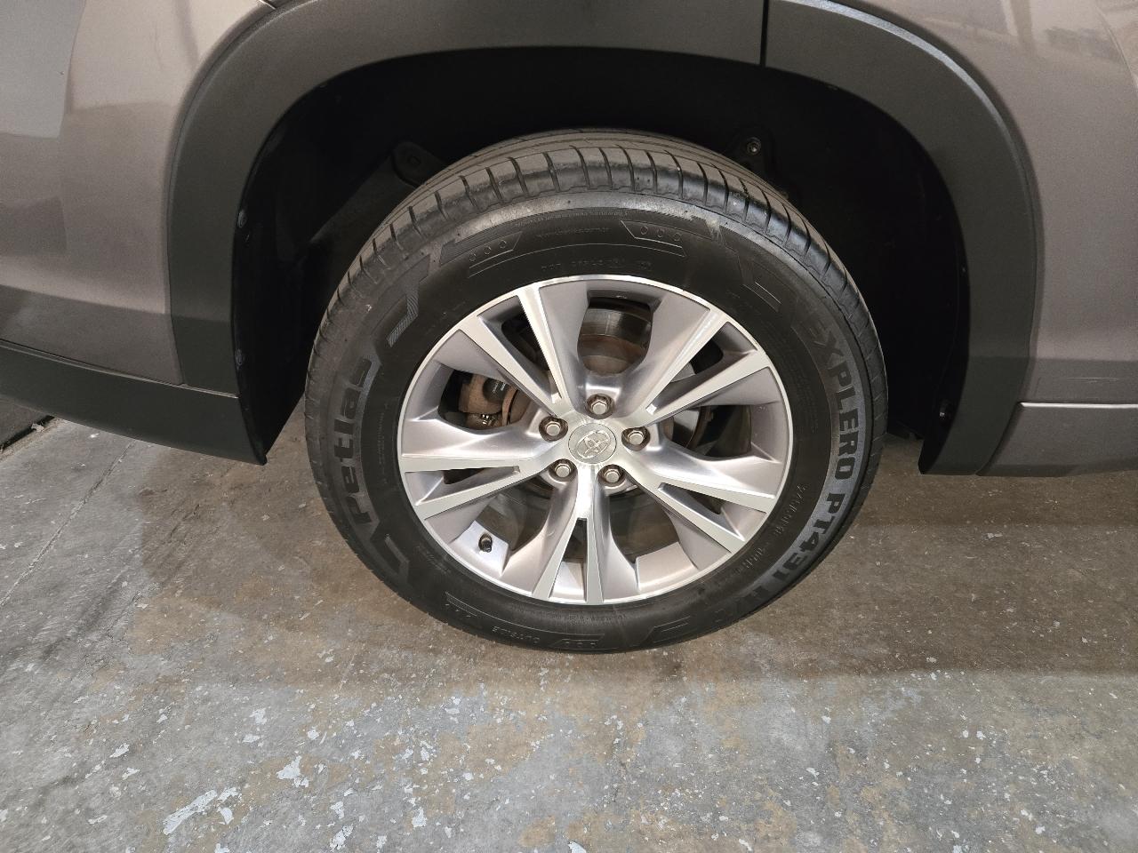 Toyota Highlander FWD 4dr V6 XLE (Natl) 2015
