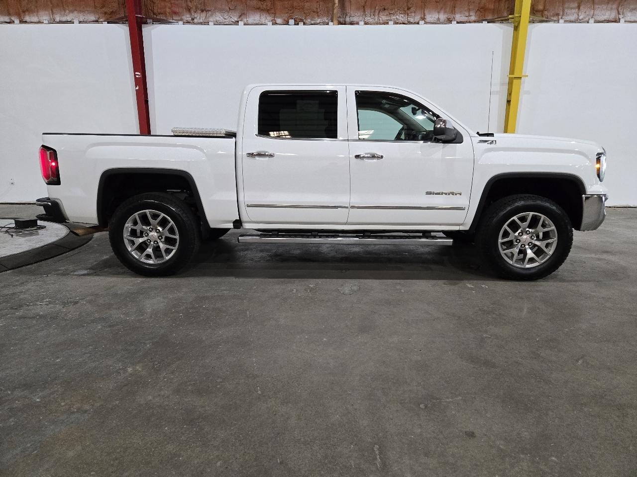 GMC Sierra 1500 4WD Crew Cab 143.5" SLT 2018