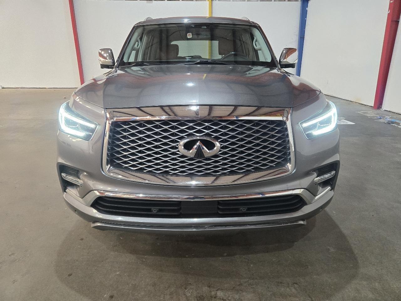 Infiniti QX80 photo 2