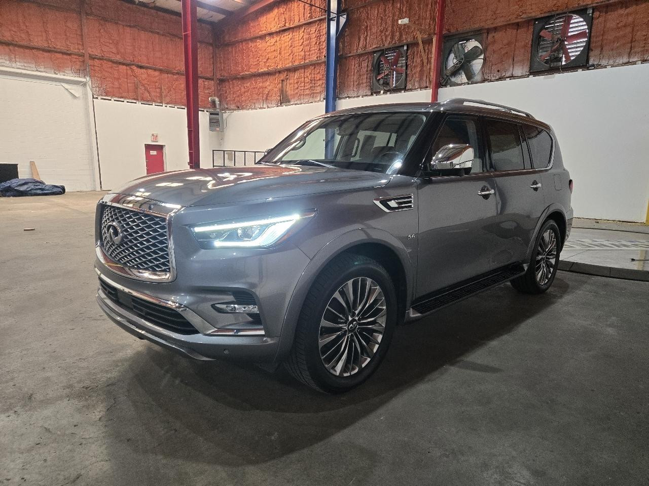Infiniti QX80 photo 3