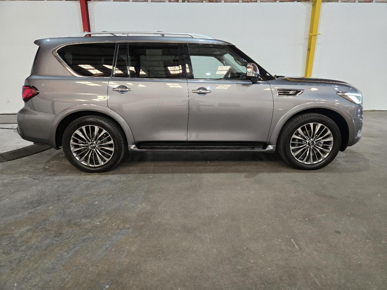 Infiniti QX80 photo 9