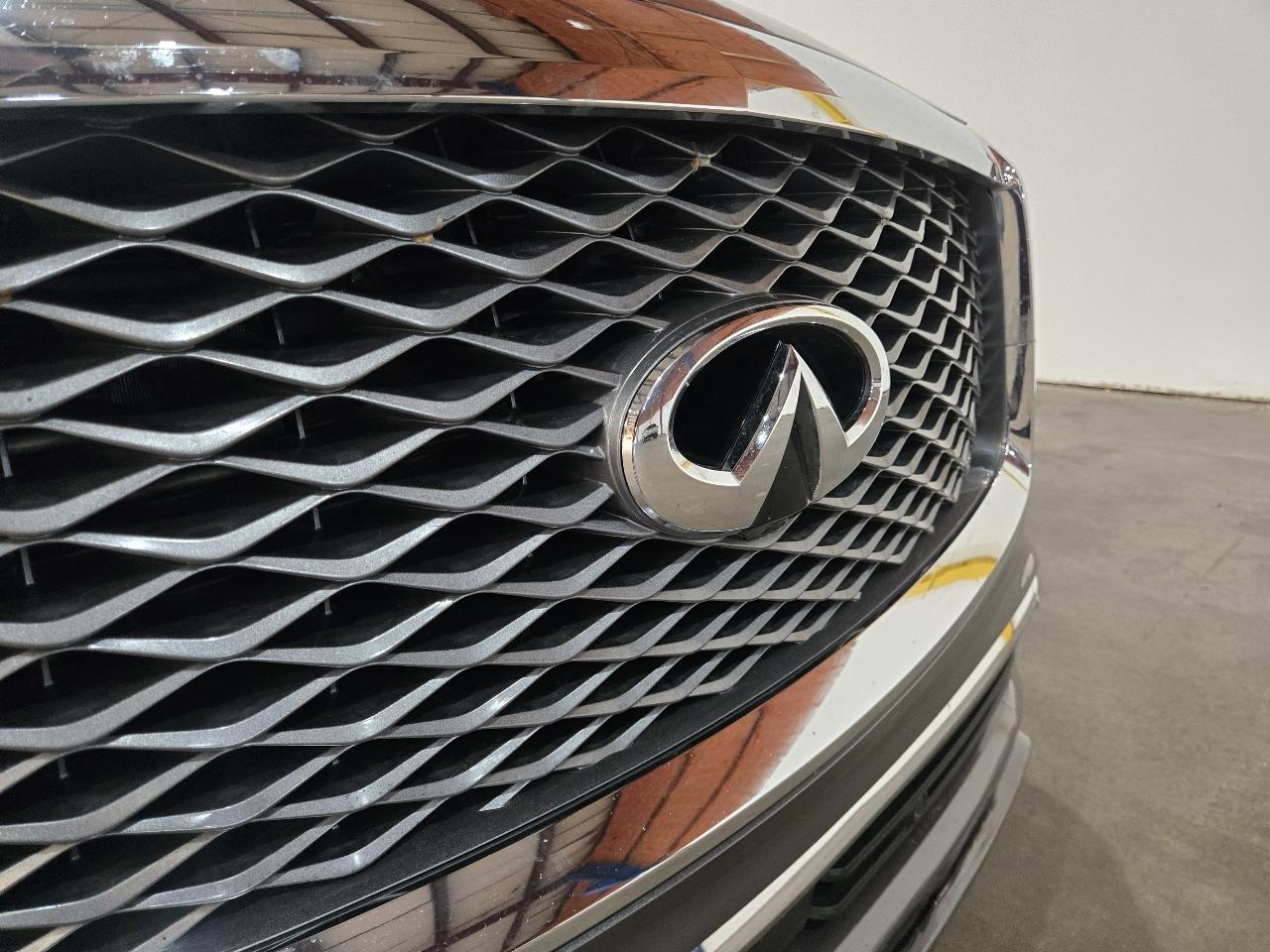 Infiniti QX80 photo 10