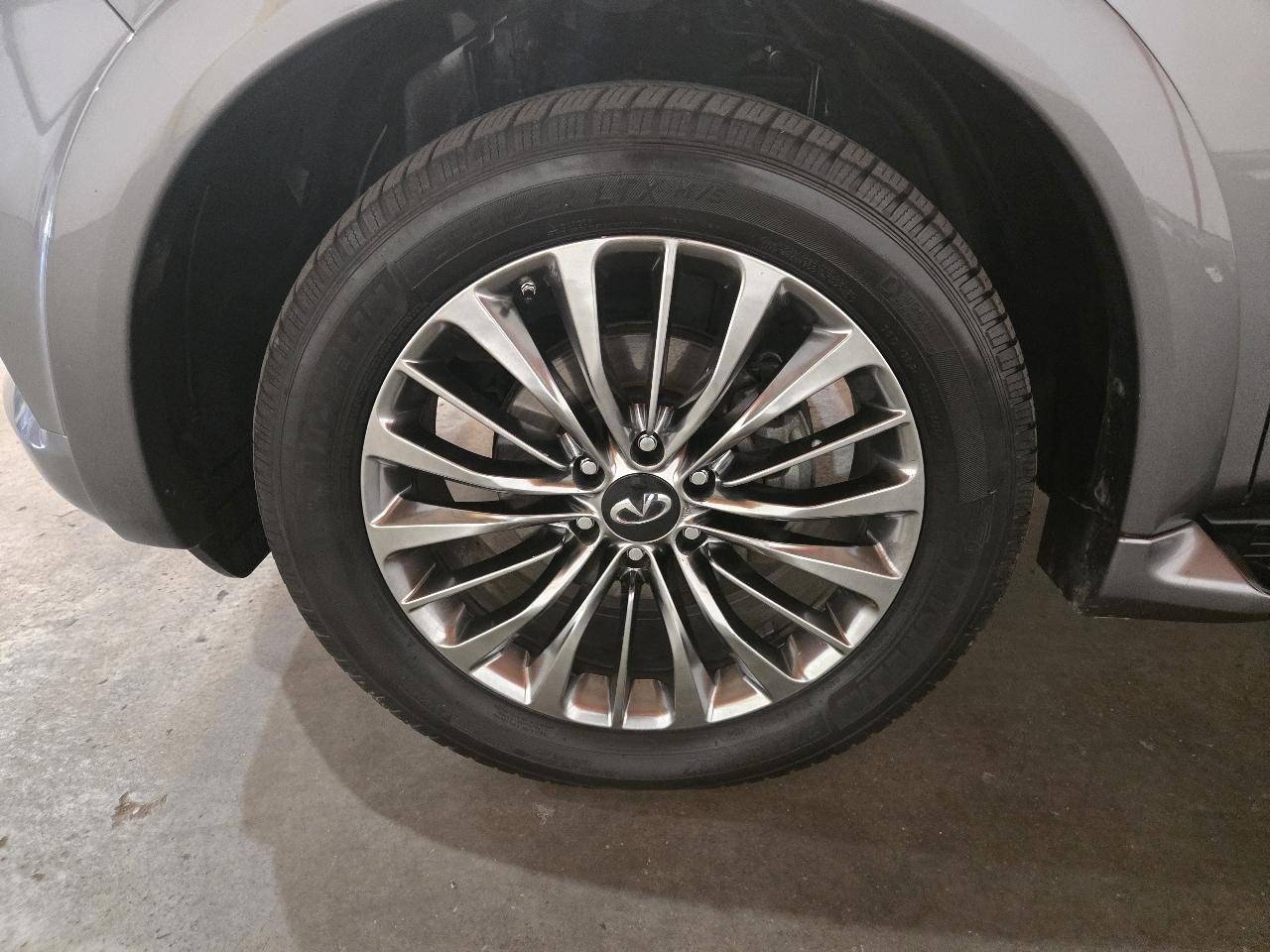 Infiniti QX80 photo 11