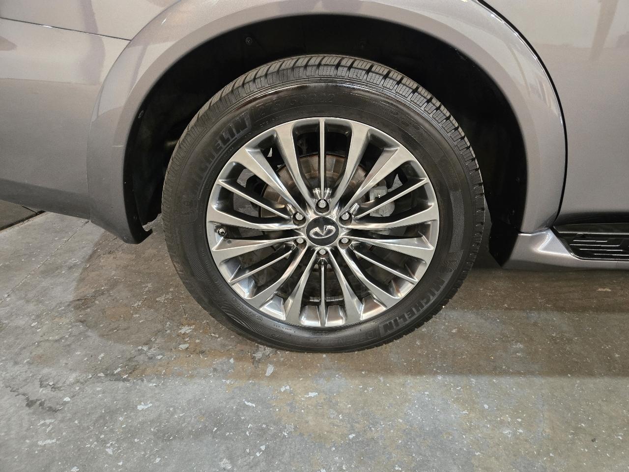 Infiniti QX80 photo 16