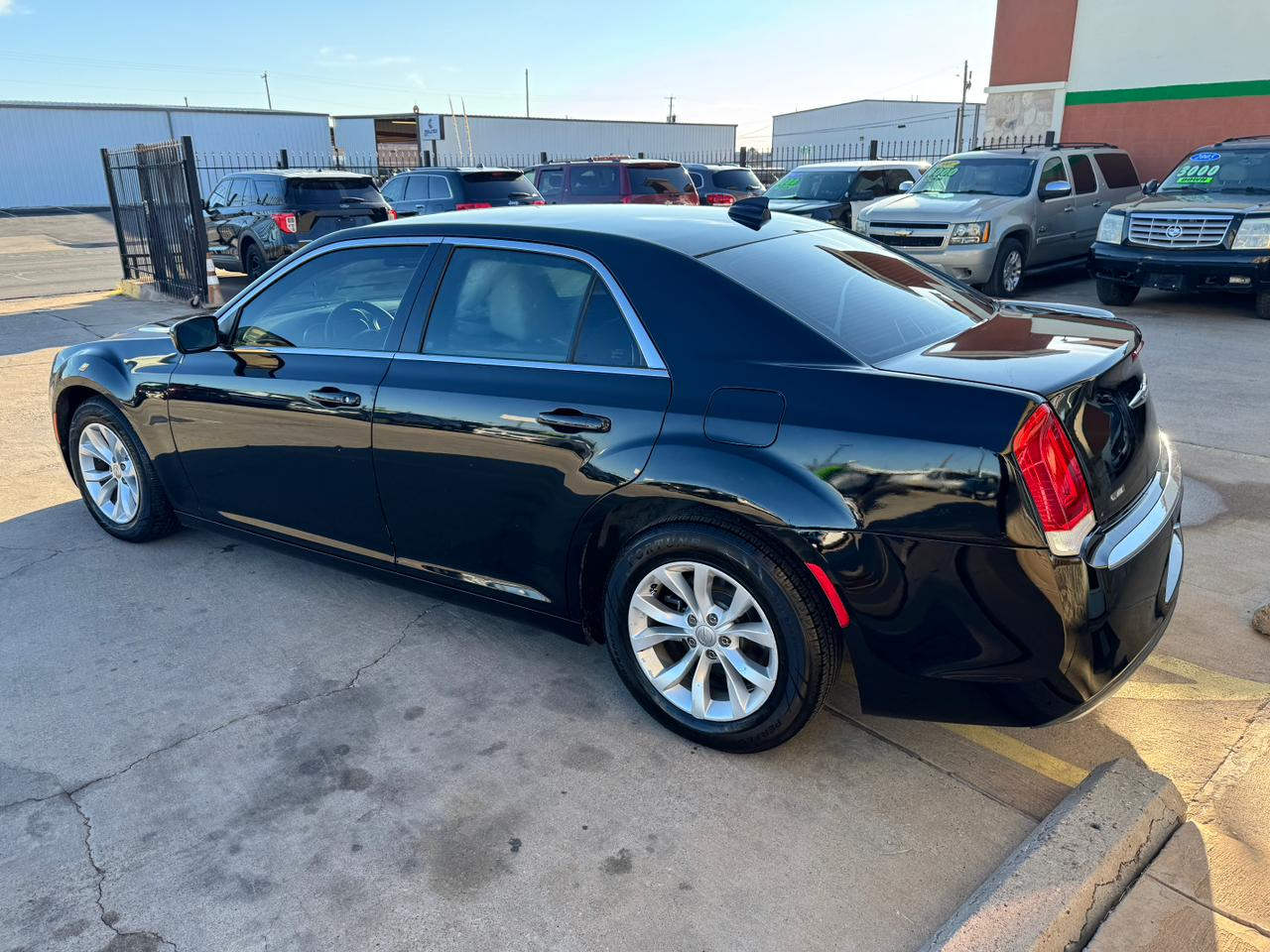 Chrysler 300 4dr Sdn 300 Limited RWD 2015
