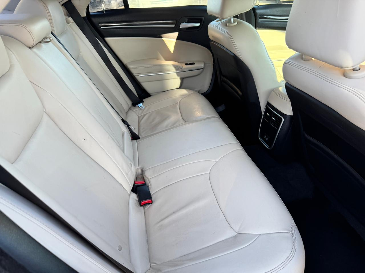 Chrysler 300 4dr Sdn 300 Limited RWD 2015