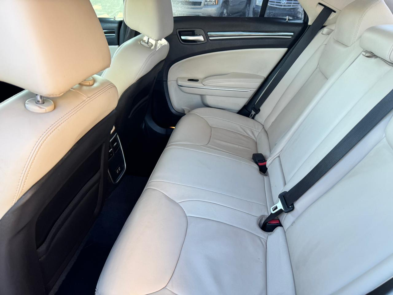 Chrysler 300 4dr Sdn 300 Limited RWD 2015