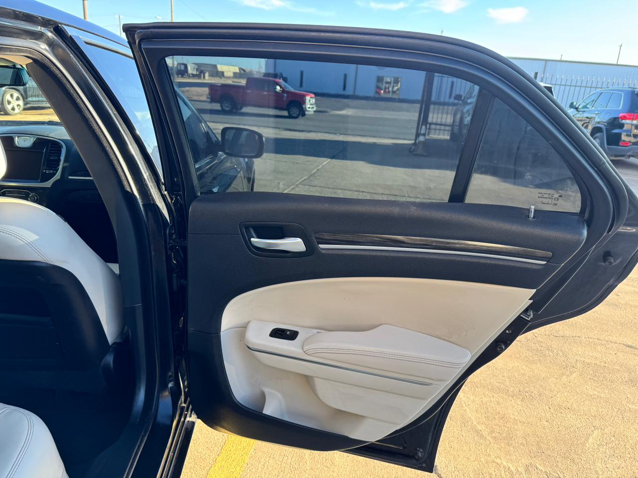 Chrysler 300 4dr Sdn 300 Limited RWD 2015