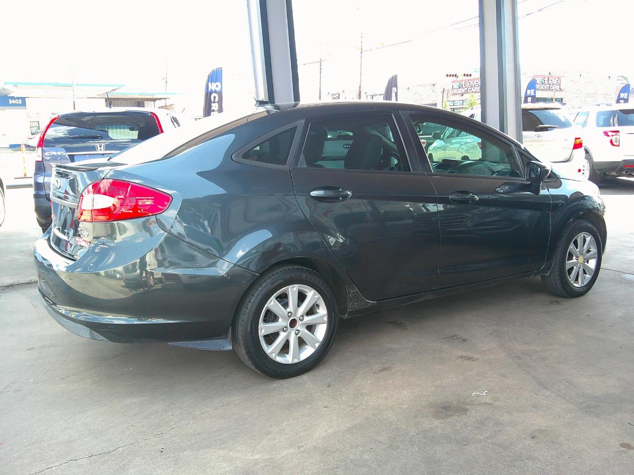 Ford Fiesta 4dr Sdn SE 2011