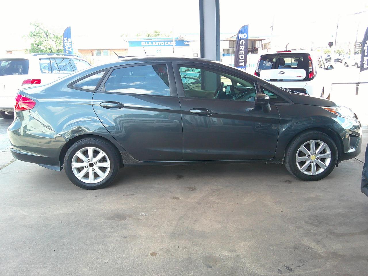 Ford Fiesta 4dr Sdn SE 2011