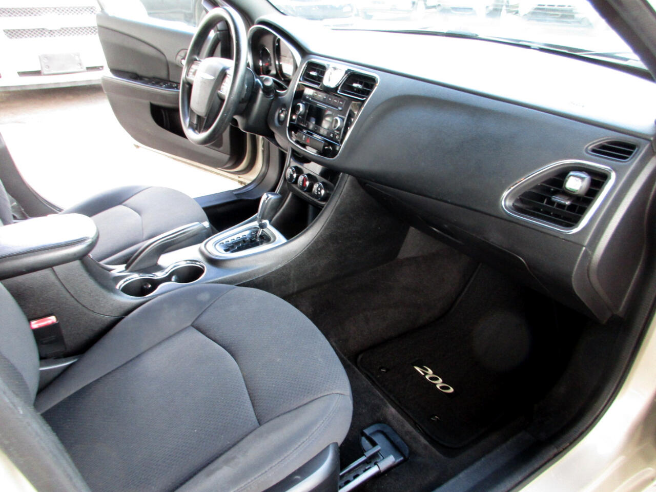 2013 Chrysler 200 LX photo 7