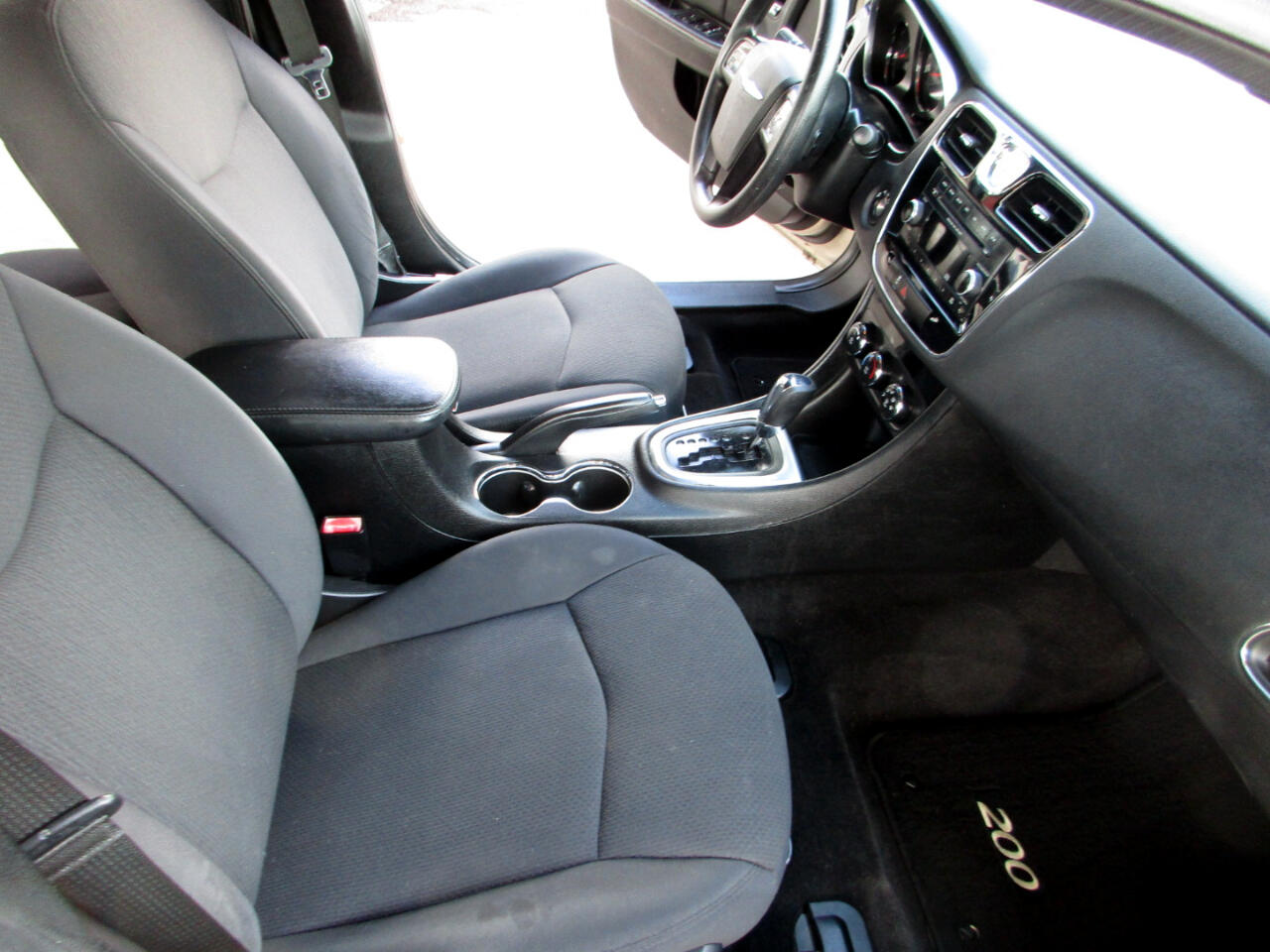 2013 Chrysler 200 LX photo 8
