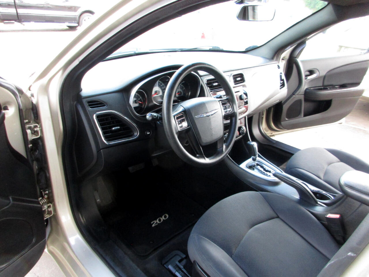 2013 Chrysler 200 LX photo 16