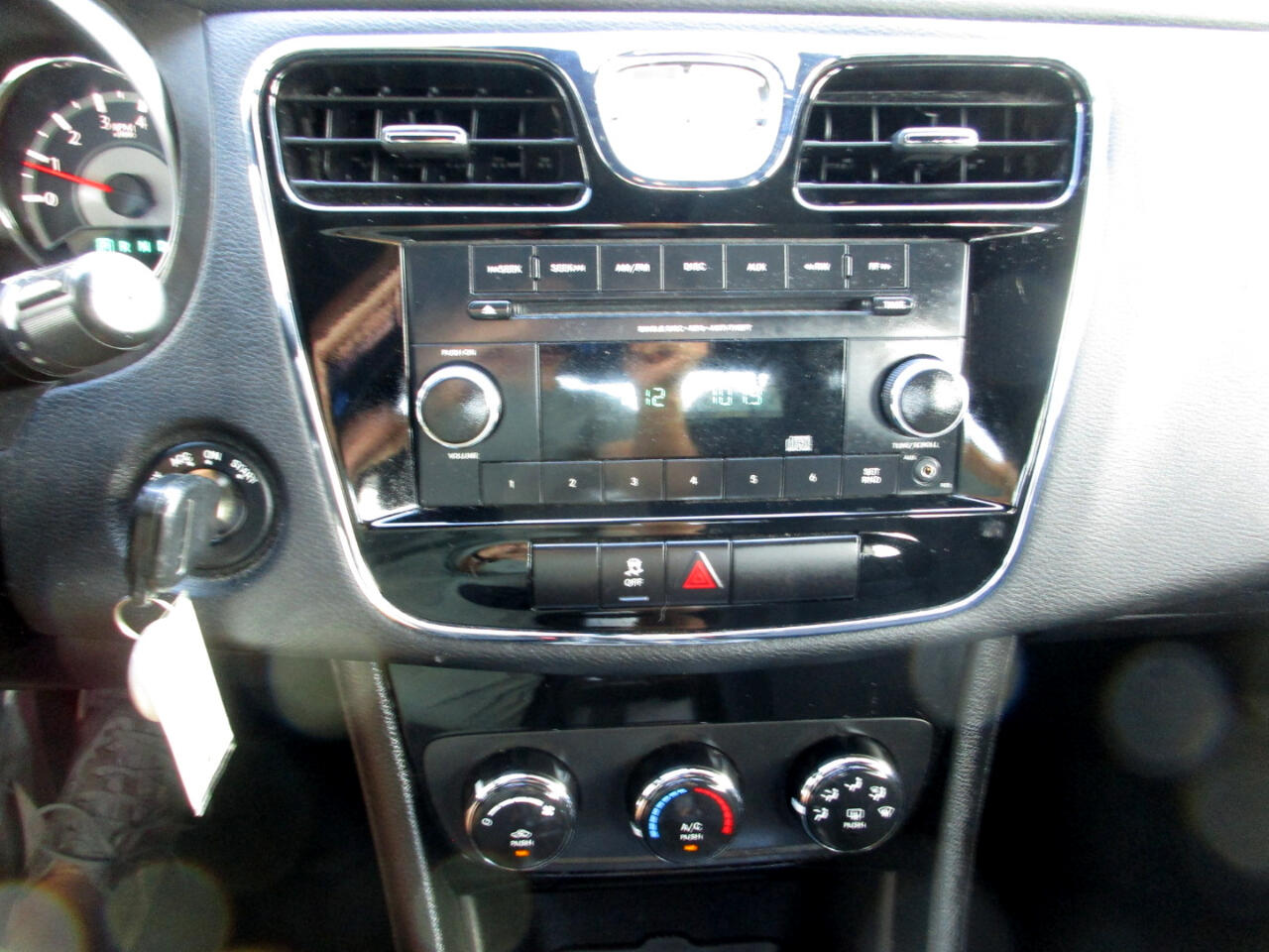2013 Chrysler 200 LX photo 19