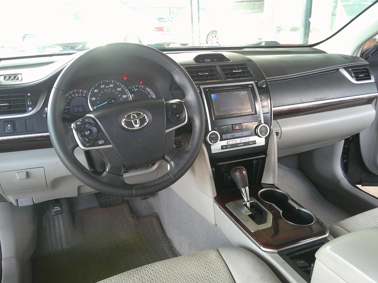 2012 Toyota Camry SE photo 9