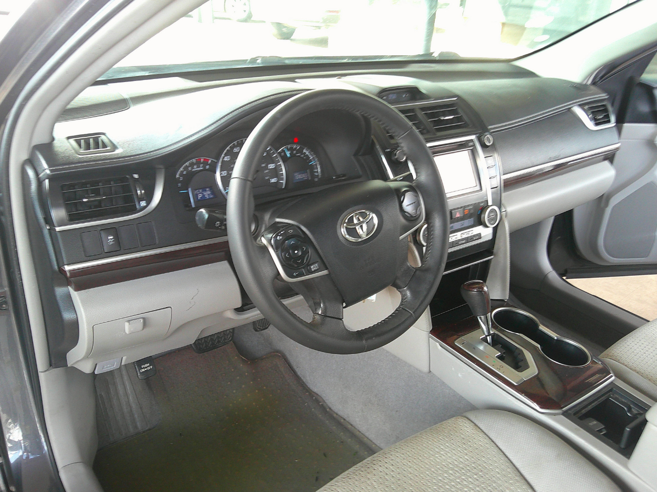 2012 Toyota Camry SE photo 11