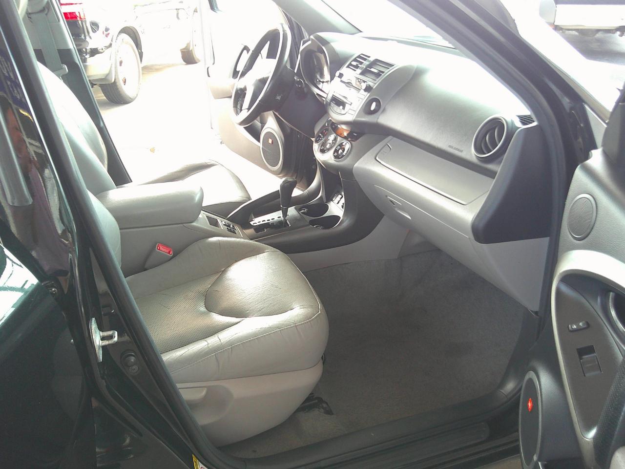 Toyota RAV4 4WD 4dr V6 5-Spd AT Ltd (Natl) 2011