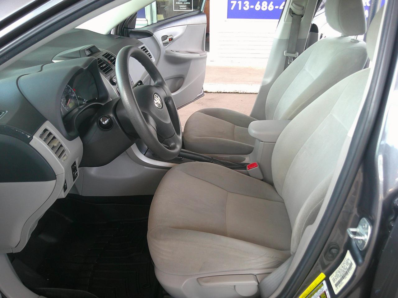 Toyota Corolla 4dr Sdn Auto LE Special Edition (Natl) 2013