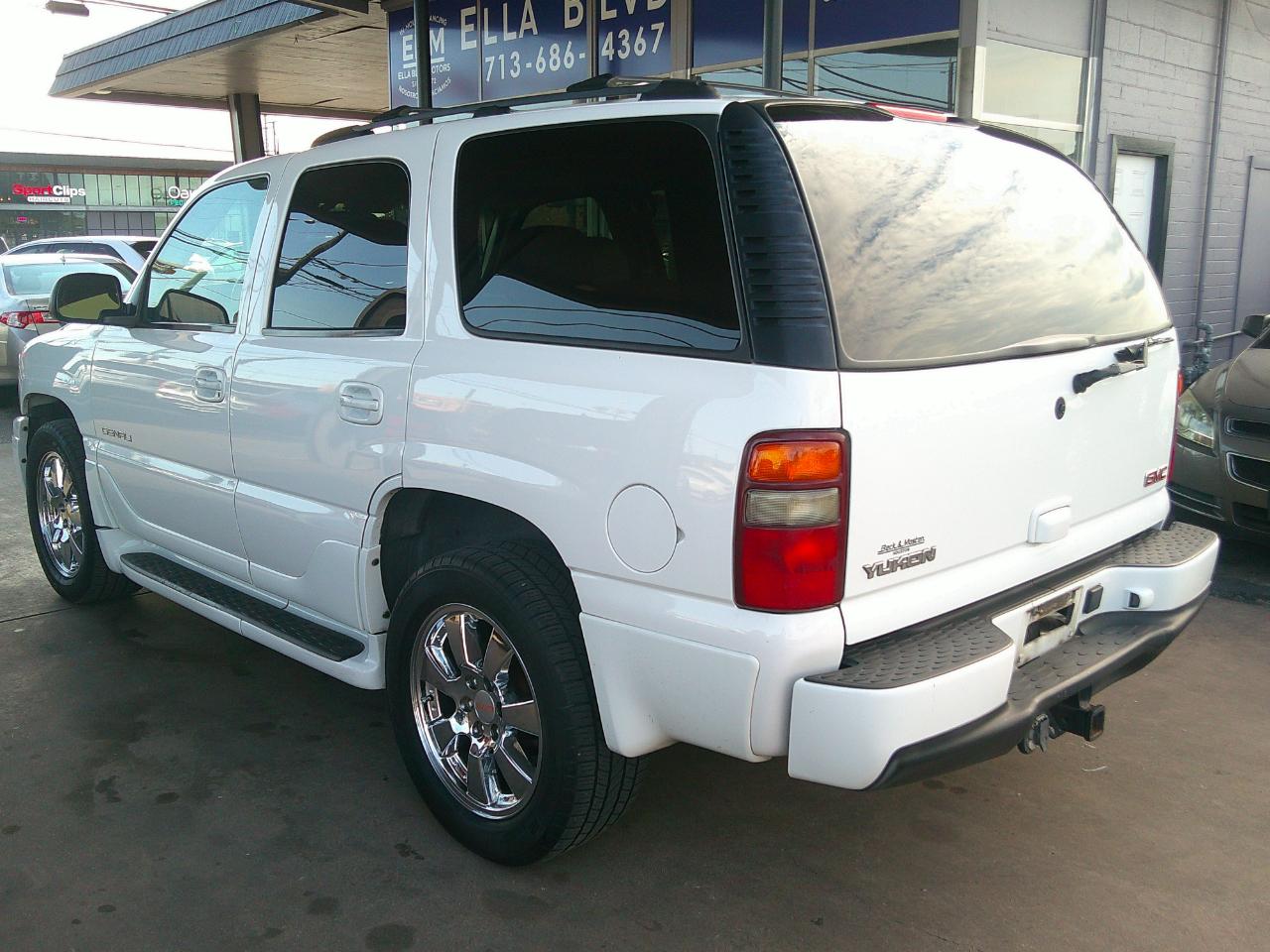 GMC Yukon Denali 4dr AWD 2003