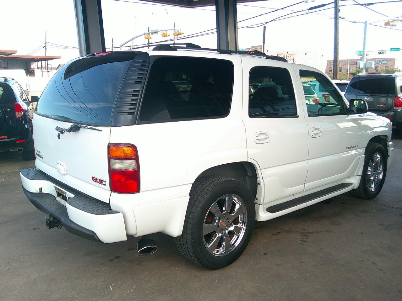 GMC Yukon Denali 4dr AWD 2003