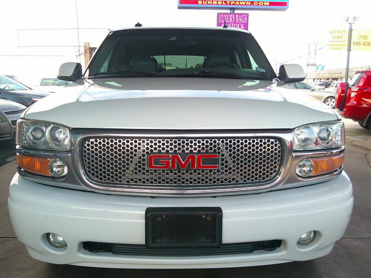 GMC Yukon Denali 4dr AWD 2003