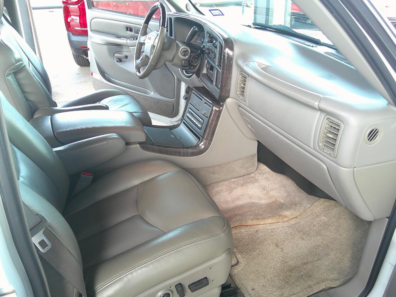 GMC Yukon Denali 4dr AWD 2003