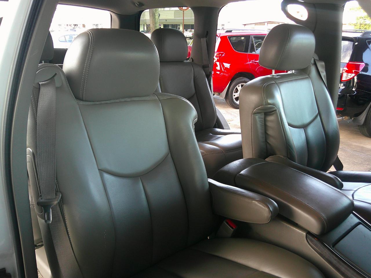 GMC Yukon Denali 4dr AWD 2003