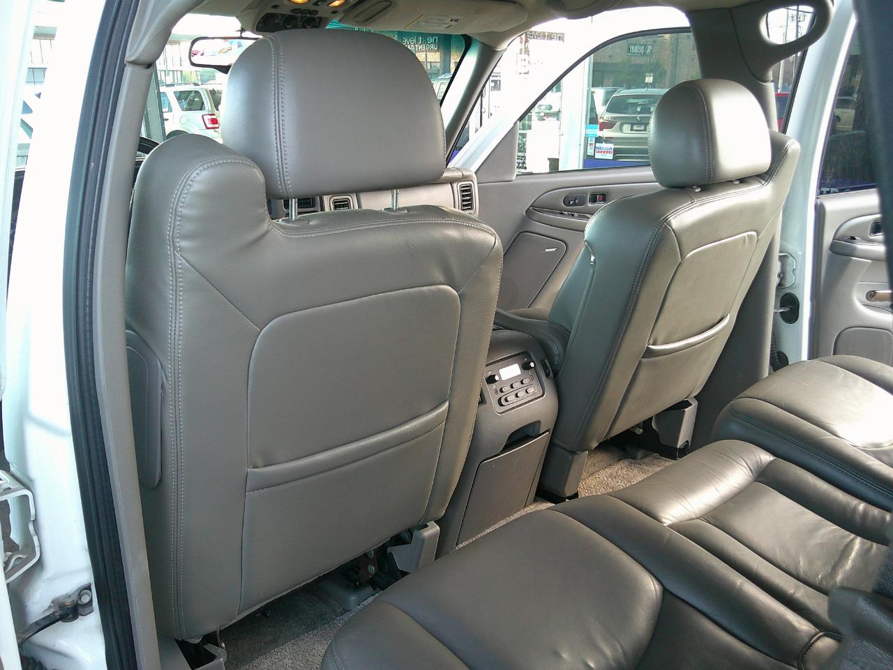 GMC Yukon Denali 4dr AWD 2003