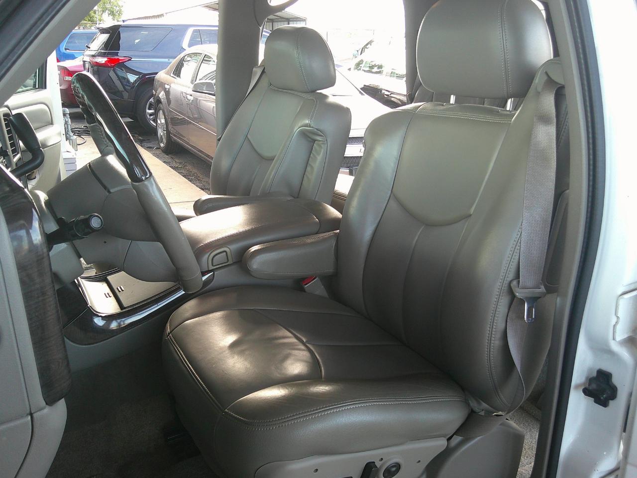GMC Yukon Denali 4dr AWD 2003