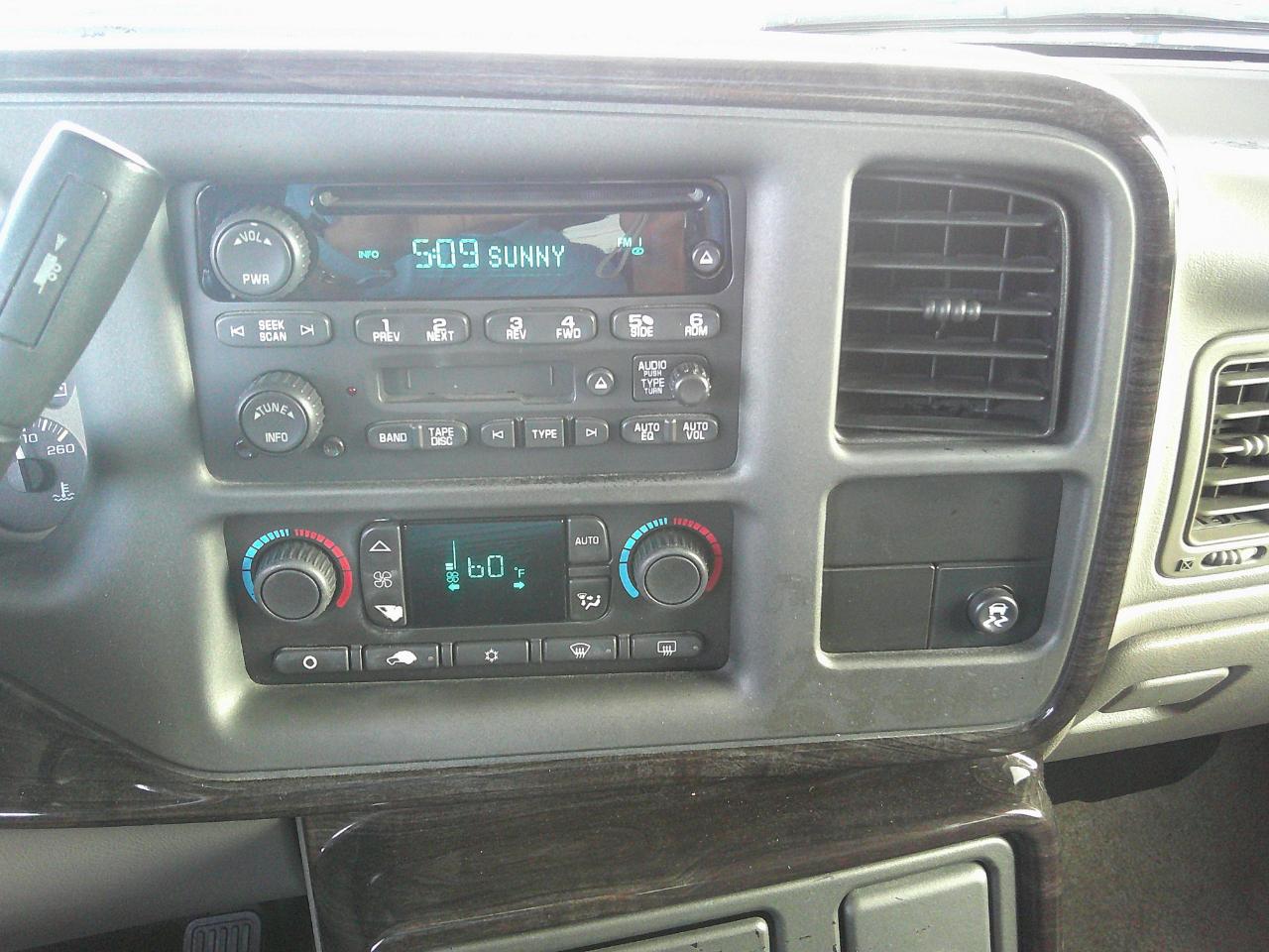 GMC Yukon Denali 4dr AWD 2003