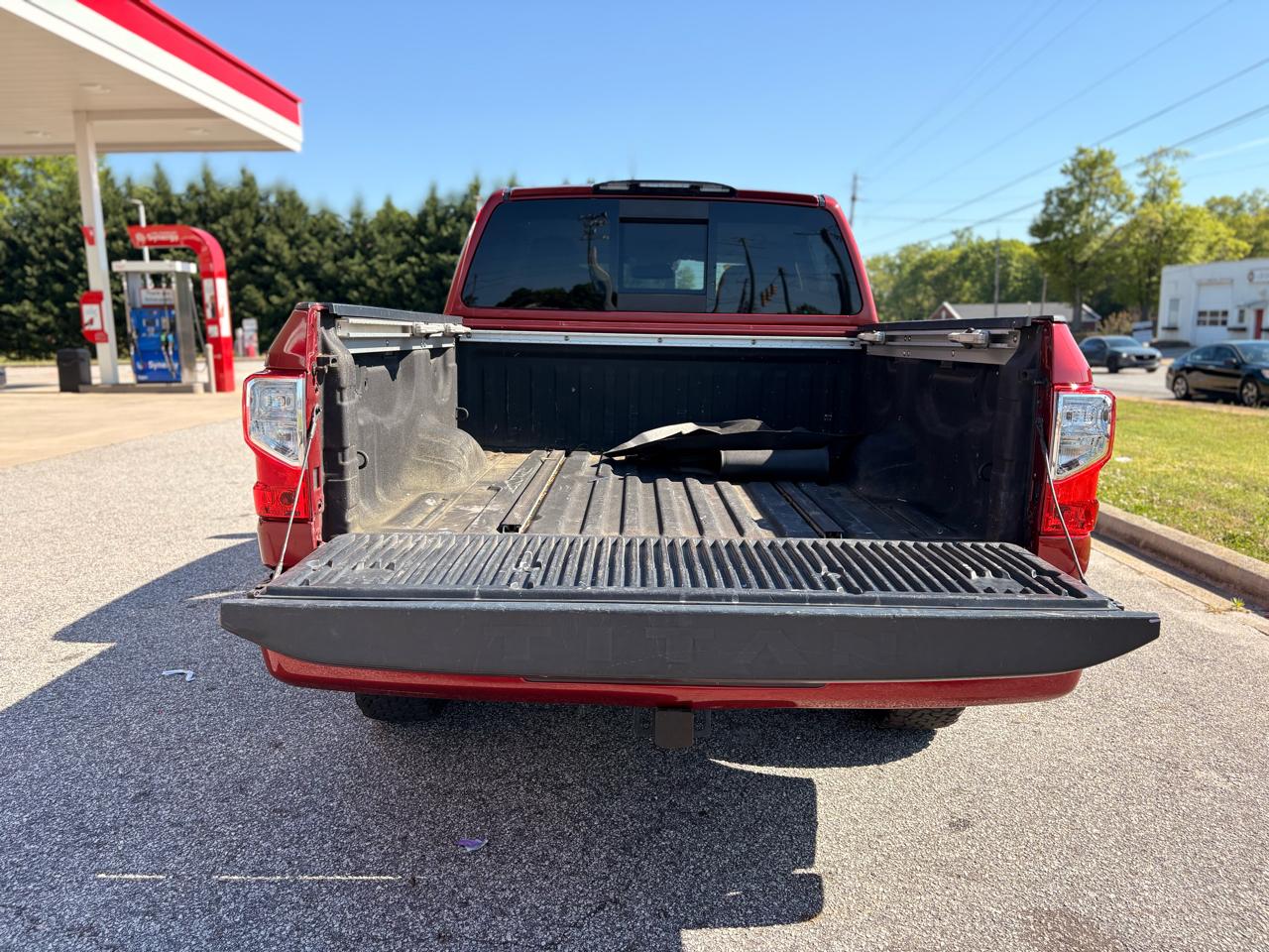 Nissan Titan Platinum Reserve Crew Cab 4WD 2017