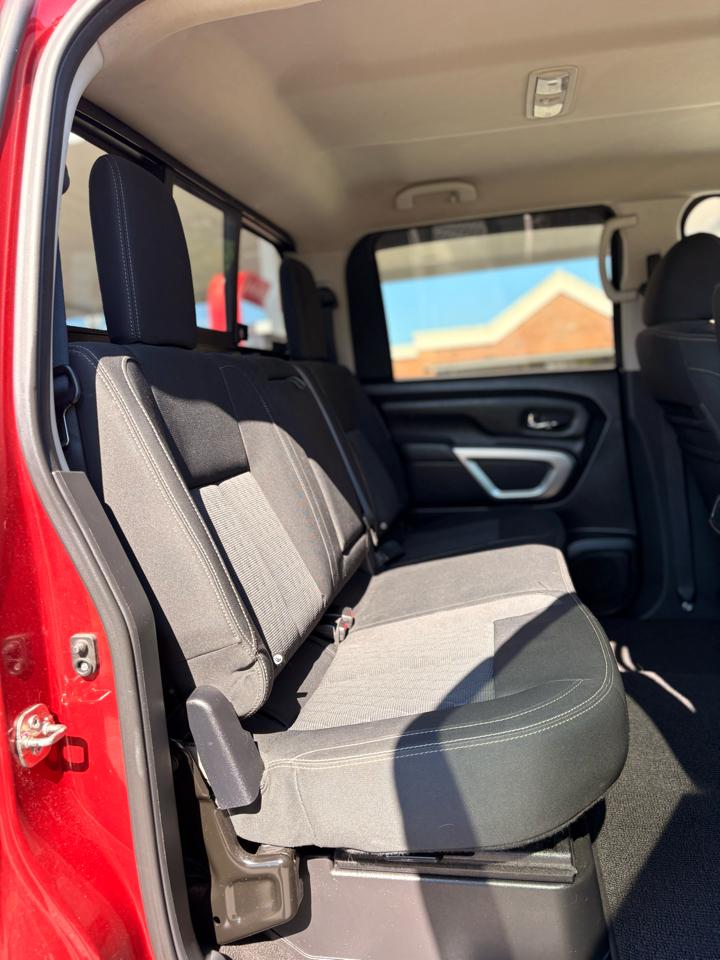 Nissan Titan Platinum Reserve Crew Cab 4WD 2017