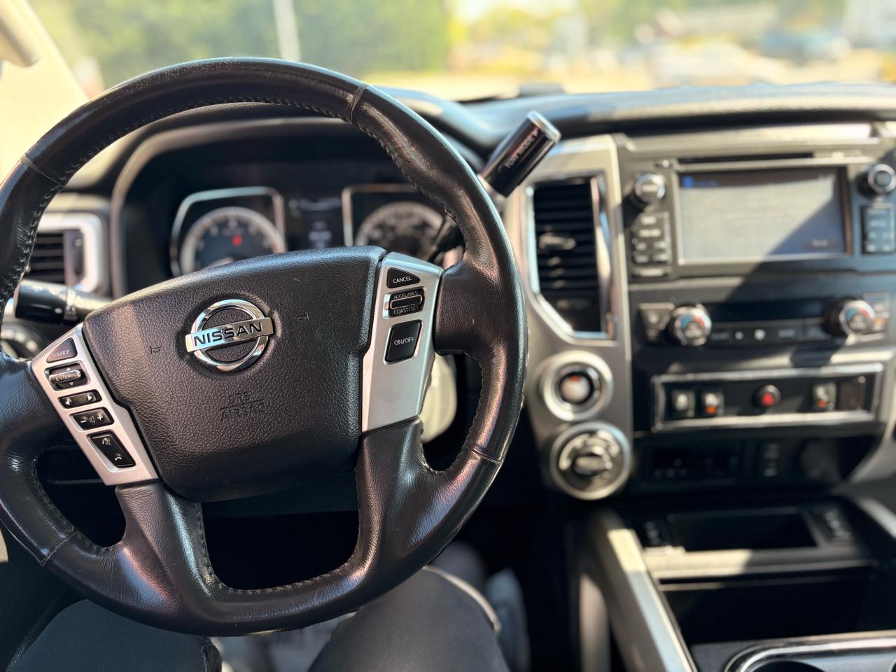 Nissan Titan Platinum Reserve Crew Cab 4WD 2017