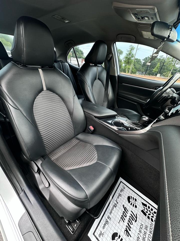 Toyota Camry SE 2020