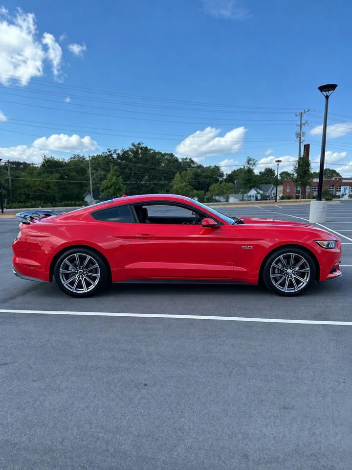 Ford Mustang GT Premium Coupe 2016