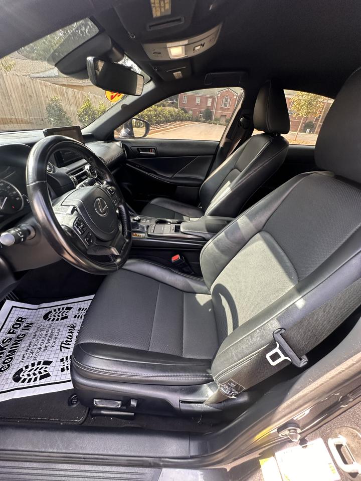 Lexus IS 300 RWD 2021