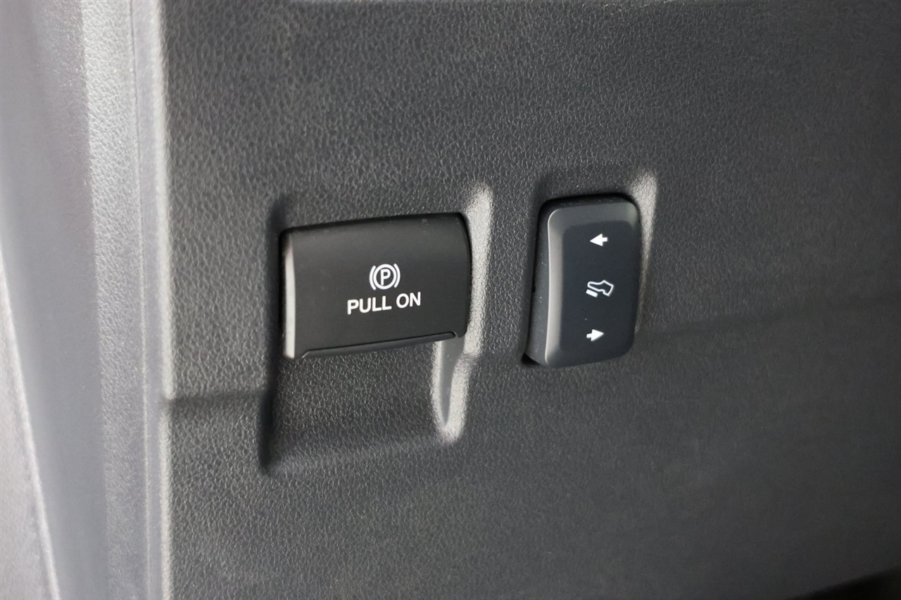 Ford F-350 SD XL Crew Cab Long Bed 4WD 2025
