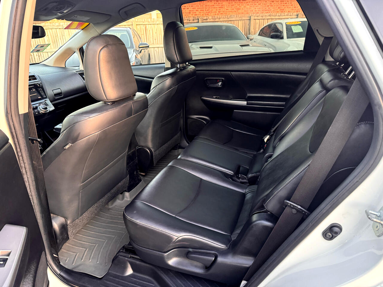 Toyota Prius V Three (Natl) 2017