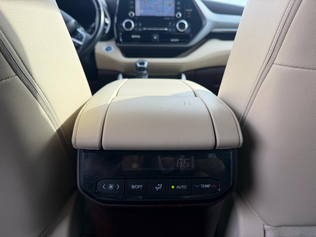 Toyota Highlander Hybrid XLE AWD (Natl) 2020