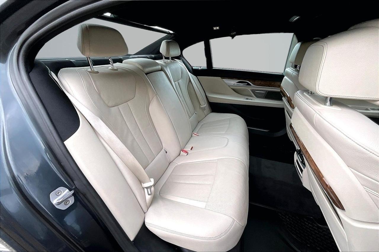 BMW 7-Series 740i 2019