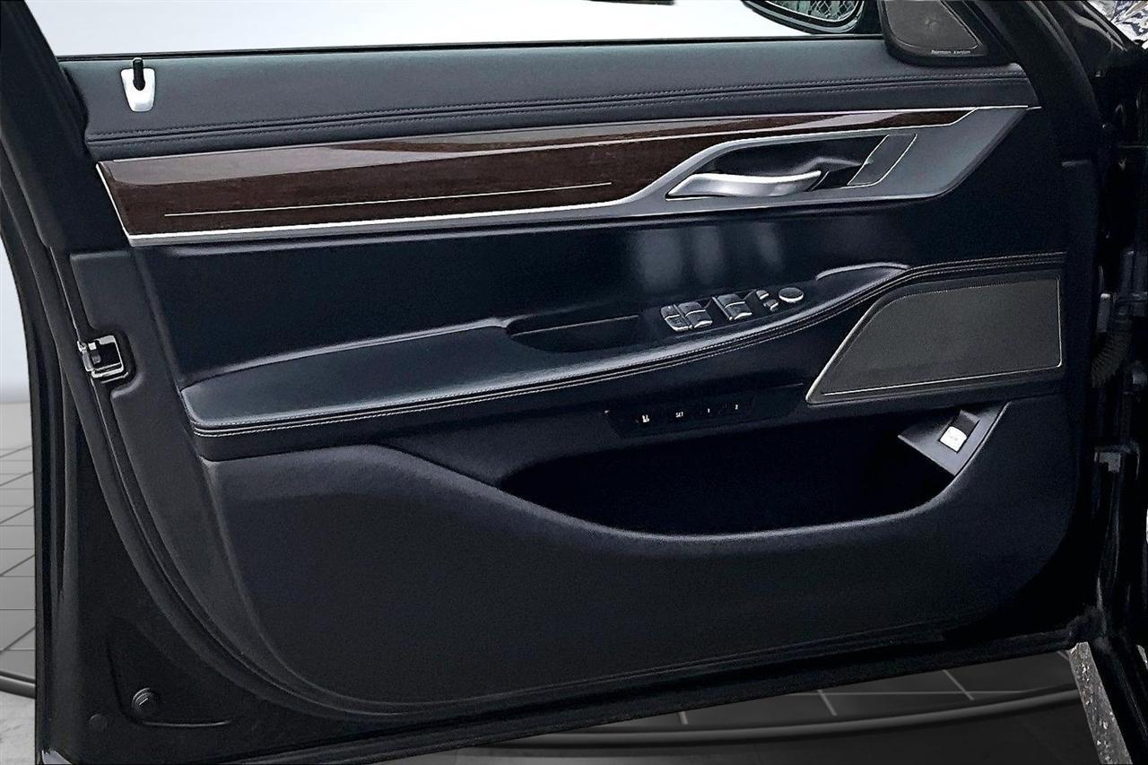 BMW 7-Series 740i 2022