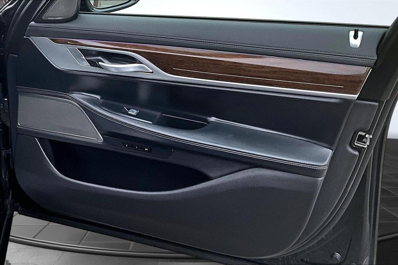 BMW 7-Series 740i 2022