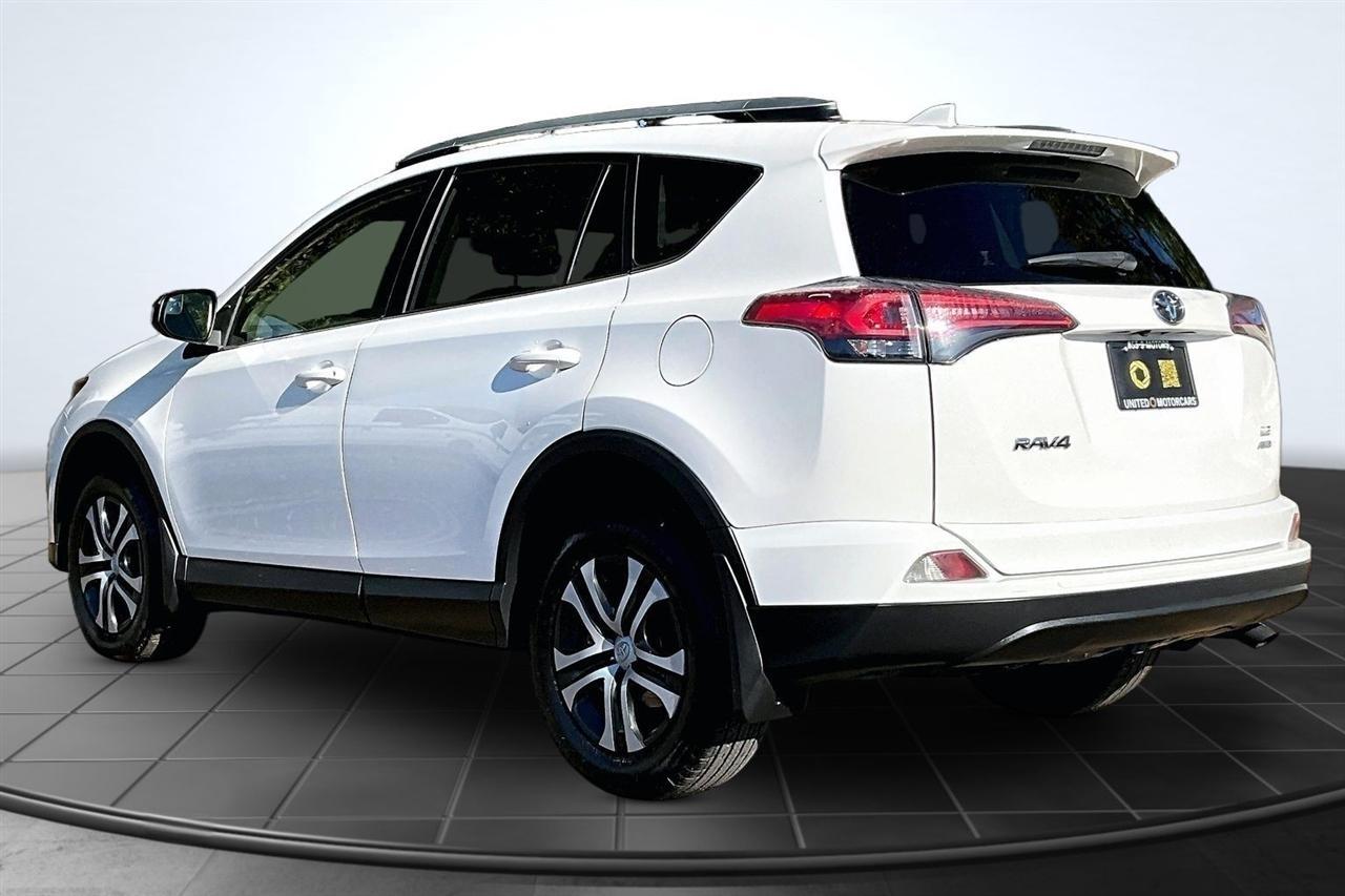 Toyota RAV4 LE AWD 2018