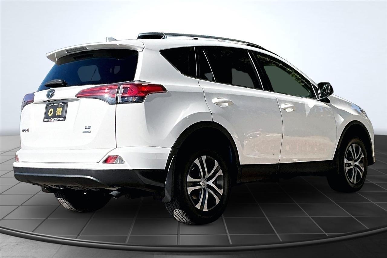 Toyota RAV4 LE AWD 2018